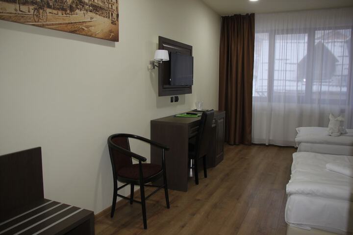 Room 28 of 106