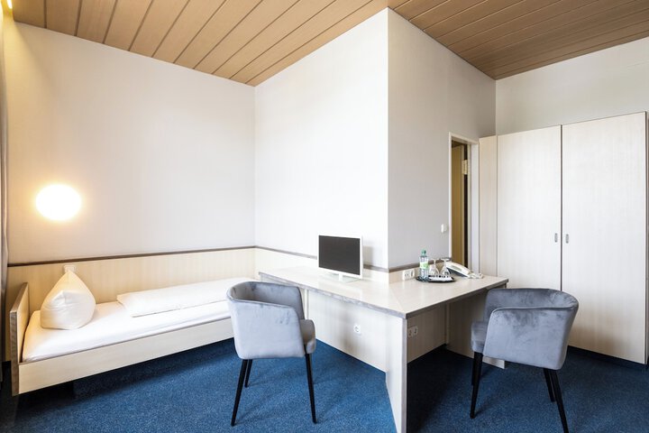 Room 52 of 103