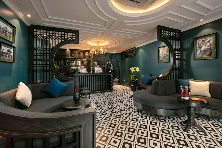 Lounge 44 of 55