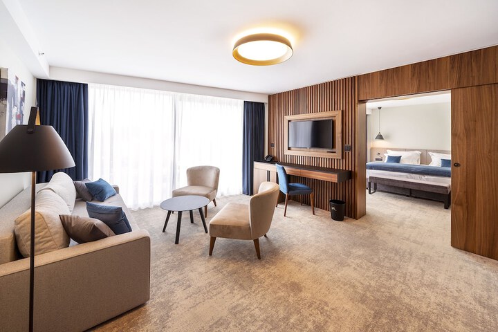 Room 16 of 77