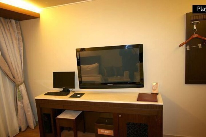 Room 5 of 10