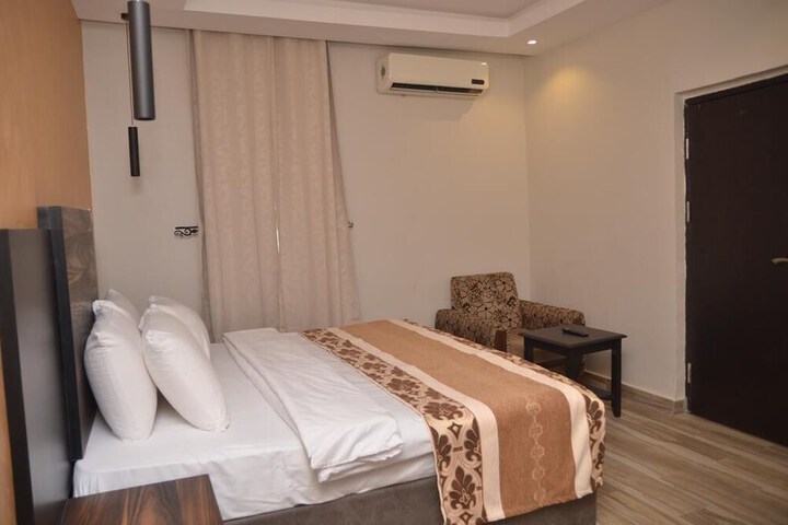 Room 4 of 10