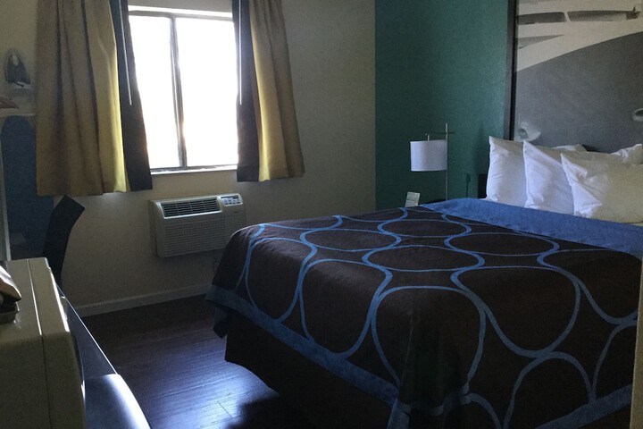 1 Queen Bed (5 of 18)