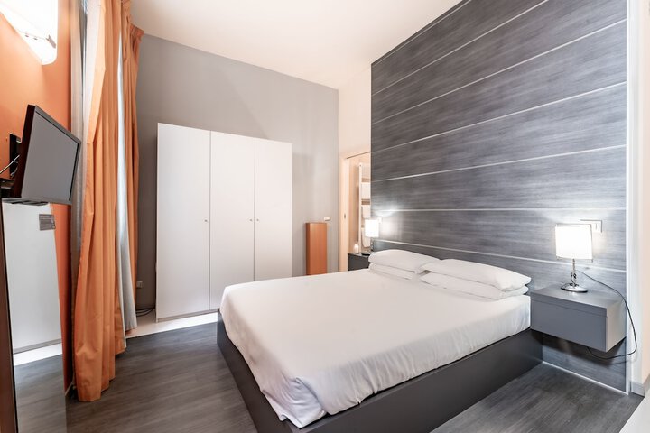 Room 4 of 32