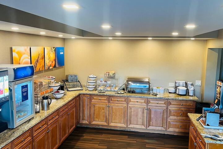 Breakfast/Coffee Service 70 of 77