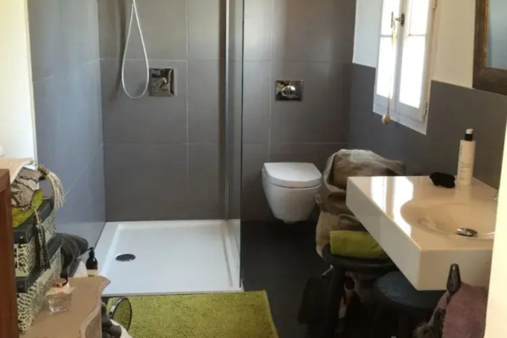 Room 4 of 8