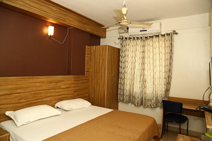 Room 10 of 32