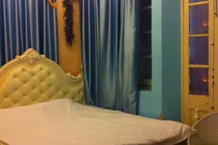 Room 5 of 8