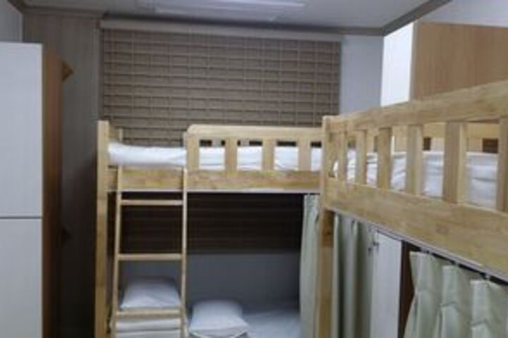 Room 13 of 32