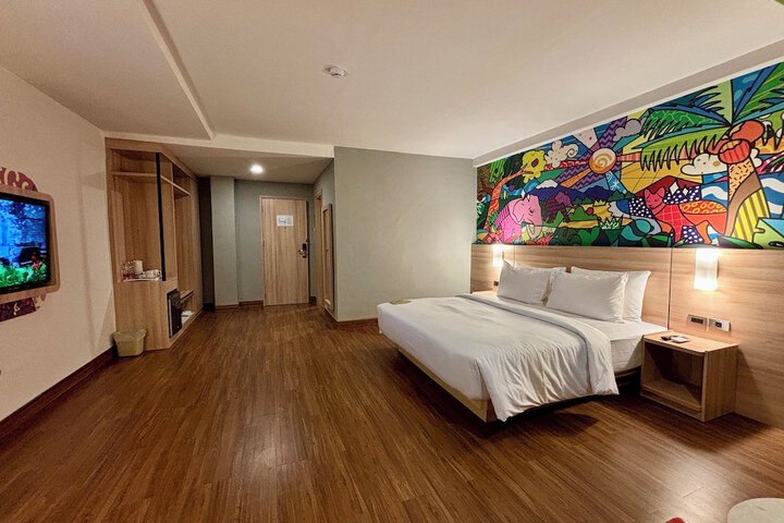 Room 9 of 32