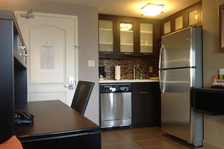 1 Queen Studio Suite Full Kitchen Single Sofa Bed (3 of 28)