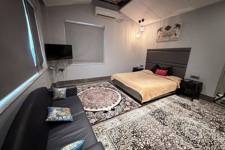 Room 13 of 30