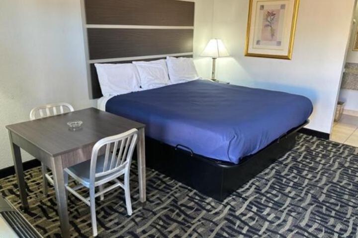 1 King Bed (6 of 7)
