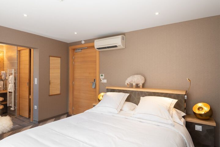 Room 12 of 204