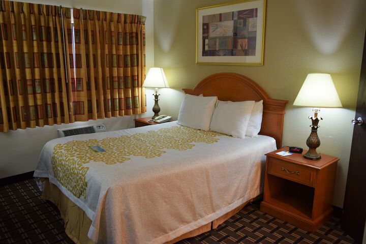 1 Queen Bed No Elevator (27 of 33)