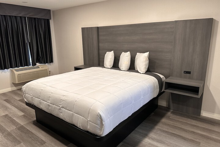 Deluxe King Bed (4 of 17)