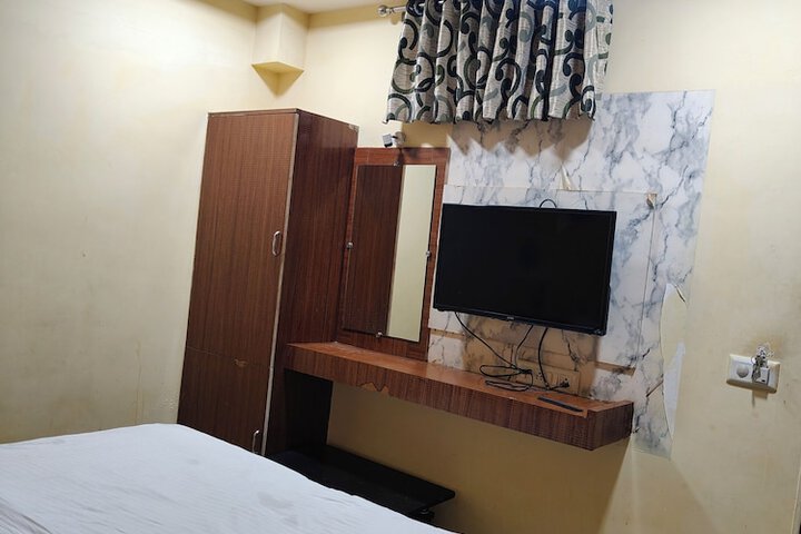 Room 5 of 12