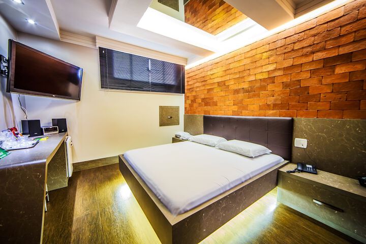 Room 9 of 19