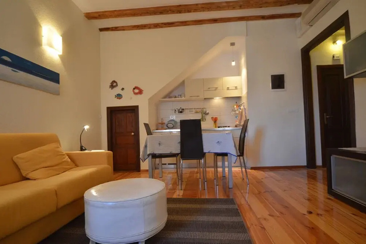 Room 4 of 10