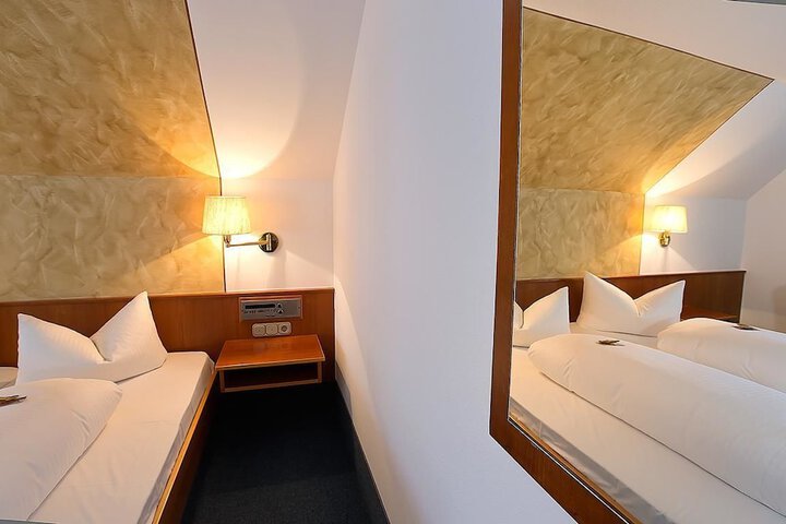 Room 16 of 39