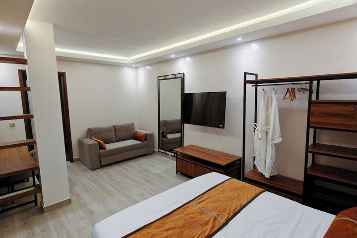 Room 34 of 106