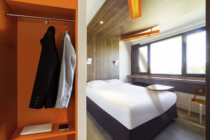 Room 4 of 25