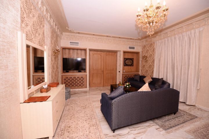 Room 32 of 77