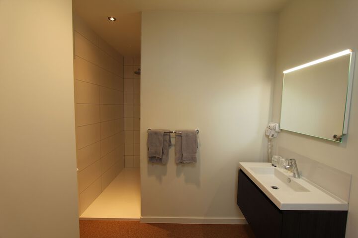 Room 7 of 33