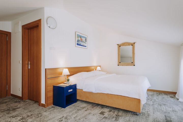 Room 33 of 92