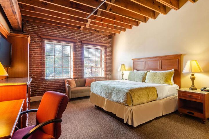 1 King Bed (6 of 15)