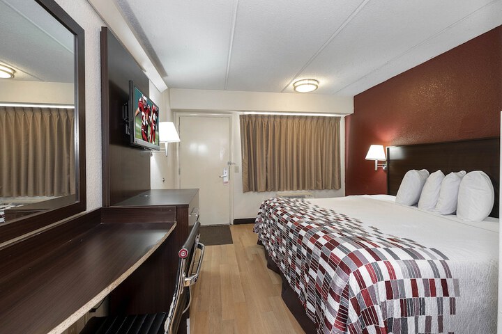 1 King Bed (4 of 9)