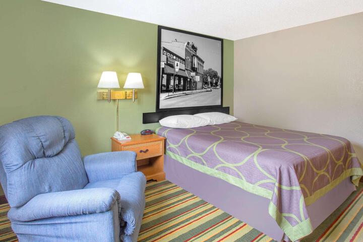 1 Queen Bed (10 of 29)