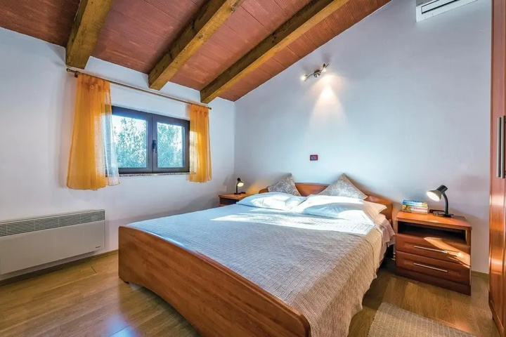 Room 3 of 20