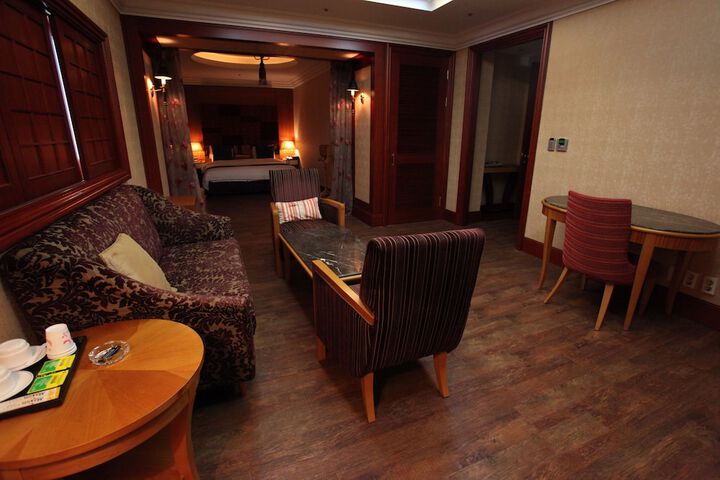 Room 18 of 37