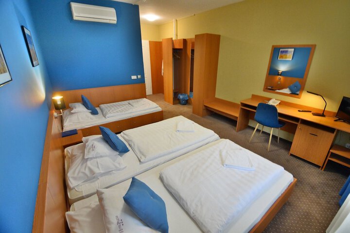 Room 12 of 40