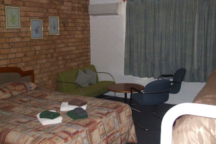 Room 9 of 33