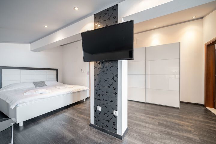 Room 8 of 16