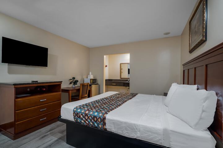 1 King Bed (8 of 11)