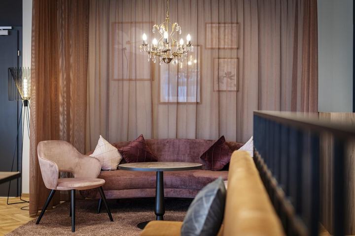 Lounge 66 of 72