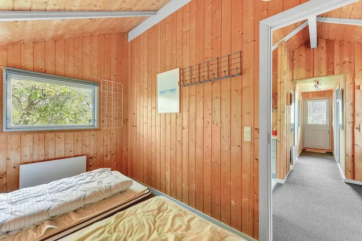 Room 4 of 18