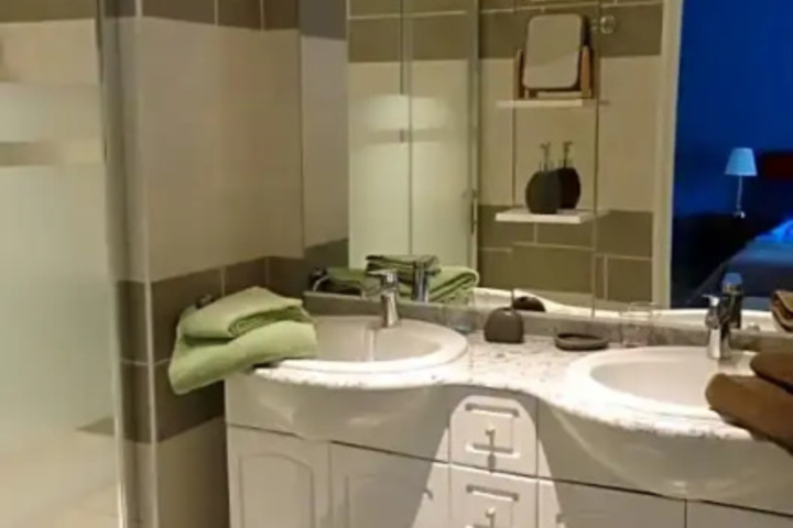 Room 8 of 12