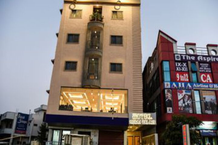 OYO 22405 Htl Suraj Palace