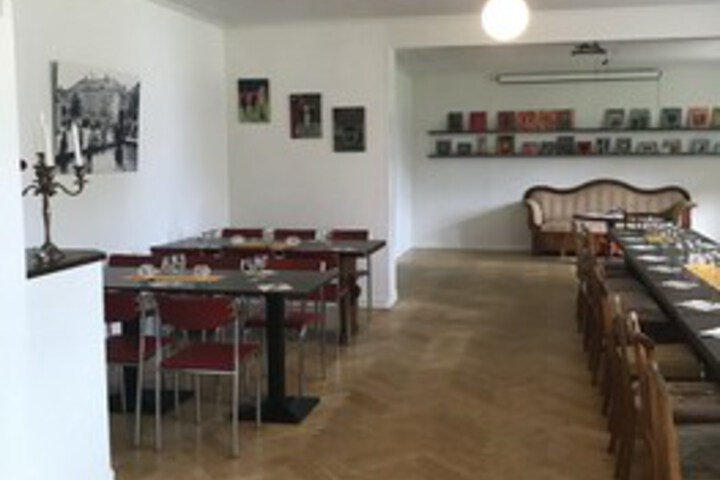Dining 8 of 27