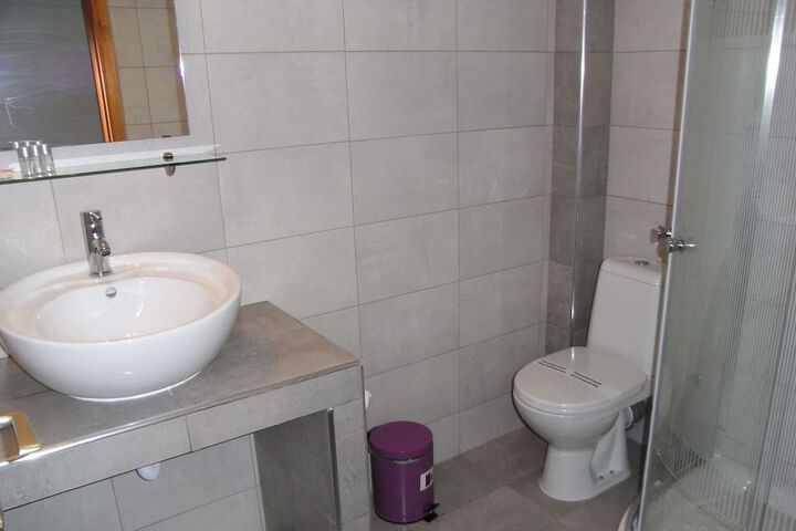 Room 10 of 32