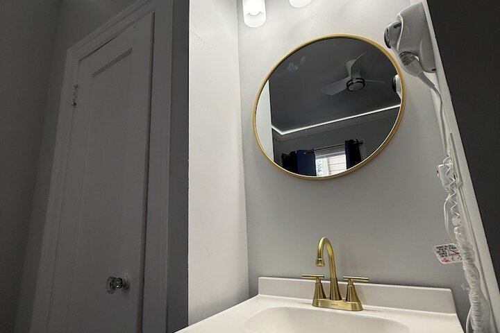 Single Room 1 Double Bed Shared Bathroom (12 of 19)