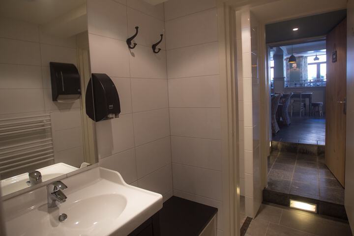 Room 10 of 24