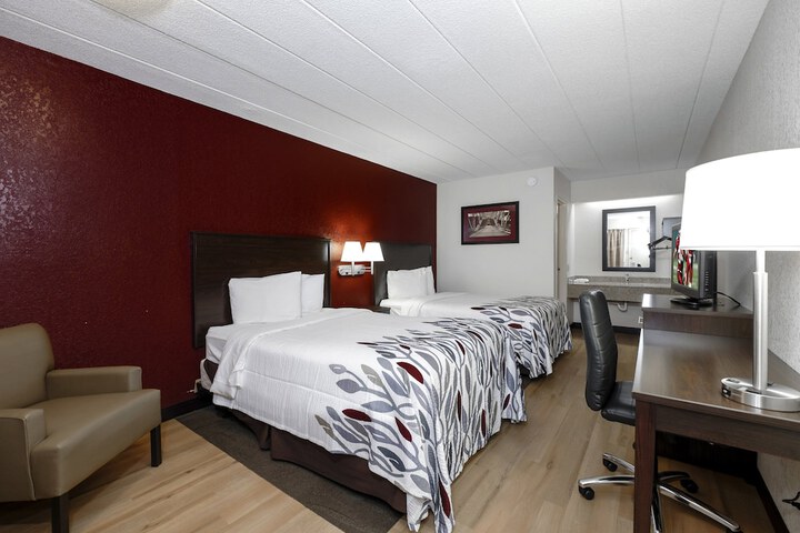 Standard Room, King or Two Doubles (2 of 2)
