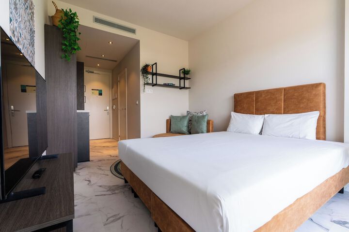 Room 6 of 32