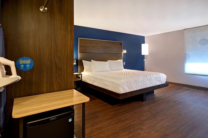 1 King Bed (16 of 18)