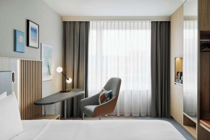 Room 33 of 86